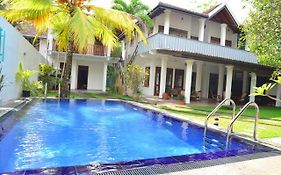 Surf Villa Hikkaduwa 3*